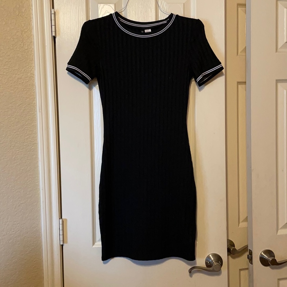 H&M body con dress with, white accents SZ 4